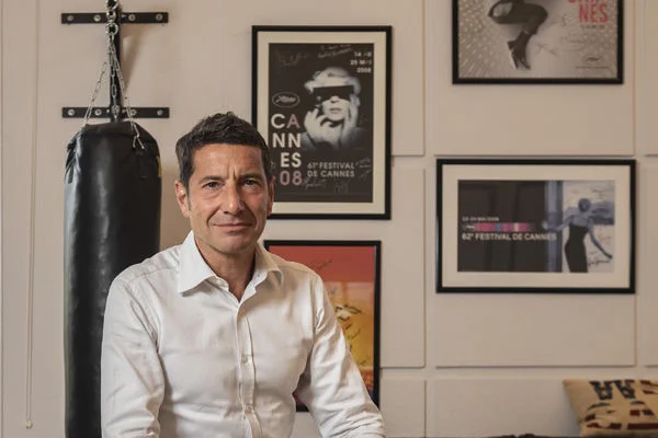 David Lisnard dans son bureau, entouré d'affiches de festival et d'un punching-ball.