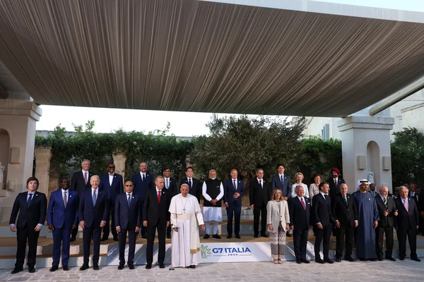 Les dirigeants du G7 et le pape François lors du sommet de Borgo Egnazia, en Italie, en juin 2024.