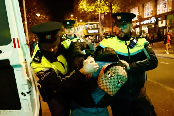 Interpellation par la police irlandaise lors des émeutes de Dublin.