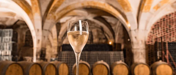 Cave de champagne typique, avec ses fûts et ses bouteilles, évoquant le savoir-faire champenois.