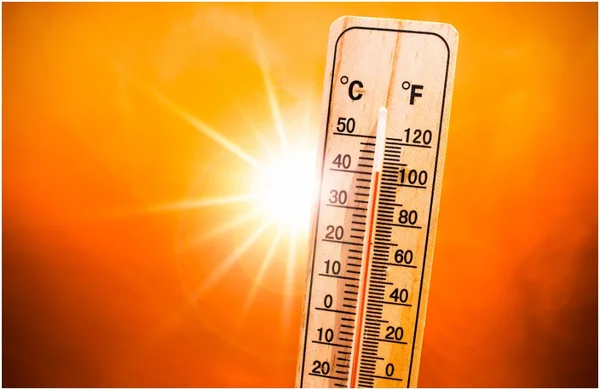 Thermomètre indiquant une température élevée, illustrant la canicule exceptionnelle qui provoque des coupures d'électricité.