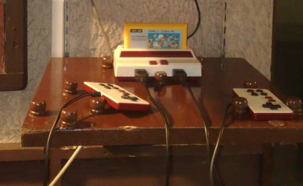 Une Famicom originale dans un restaurant d'Akihabara, vestige de l'âge d'or du jeu vidéo.