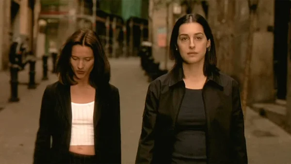 Scène nocturne du film « Why Not Me? », œuvre du même réalisateur.