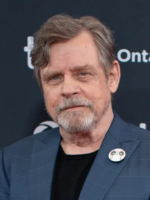 Mark Hamill portant une épingle BB-8 au revers de sa veste.