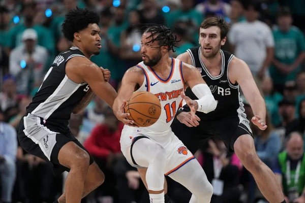 Un Knick attaqué par deux Spurs lors des Finales NBA.