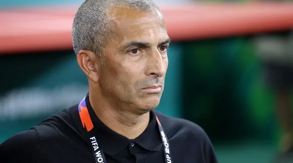 Sabri Lamouchi, sélectionneur de la Tunisie, avec un badge FIFA.
