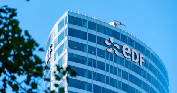 Le siège d'EDF, entreprise ayant annoncé l'arrêt de deux réacteurs à Nogent-sur-Seine et au Bugey.