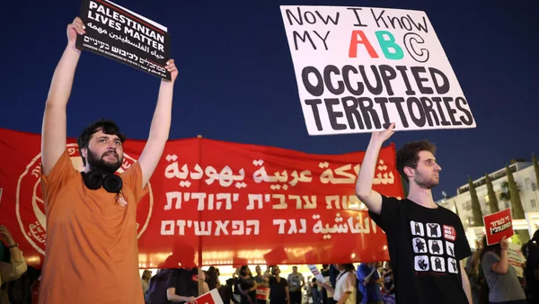 Manifestation en soutien aux Palestiniens, avec des pancartes appelant à la justice.