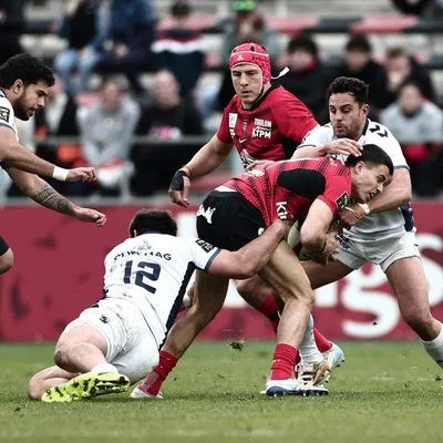 Joueur de Toulon plaqué par des défenseurs de l'UBB.