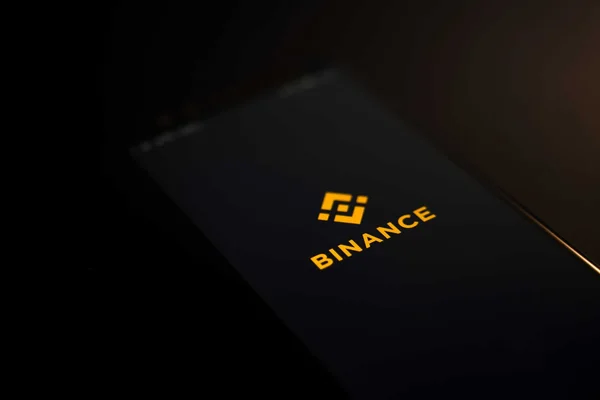 Smartphone affichant le logo de Binance, symbole de la plateforme de cryptomonnaies.
