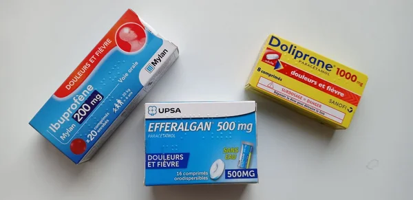 Boîtes d'Ibuprofene, d'Efferalgan et de Doliprane, trois antalgiques courants.
