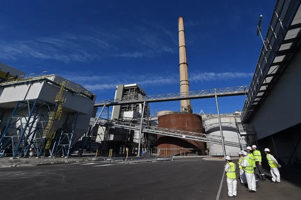 Ouvriers devant les installations de la centrale biomasse de Gardanne.