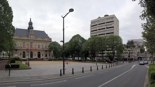 Vue de la place de la mairie d'Ivry-sur-Seine, mêlant architecture ancienne et moderne.