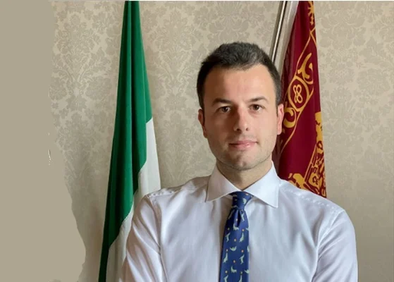 Le nouveau maire de Venise en portrait officiel entre deux drapeaux.