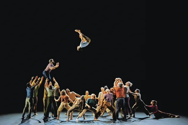 Le Collectif XY au Festival d’Avignon : un danseur en plein vol.