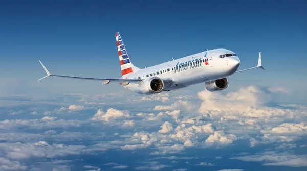 Boeing 737 d'American Airlines en vol au-dessus des nuages.