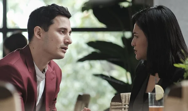Scène du film « Saat Aku Bersuara » montrant un homme et une femme en conversation intense.