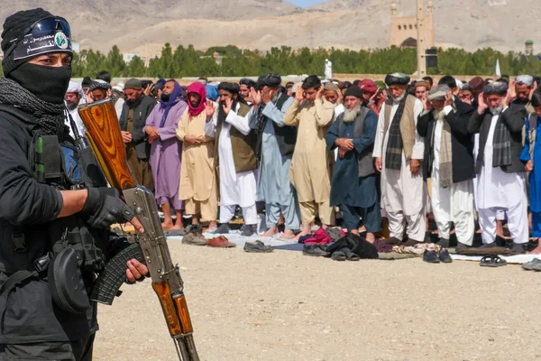 Un garde armé surveille des prières après les frappes meurtrières du Pakistan en Afghanistan.