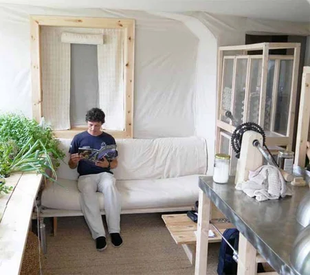 Corentin de Chatelperron dans l'appartement low-tech testé à Boulogne-Billancourt.