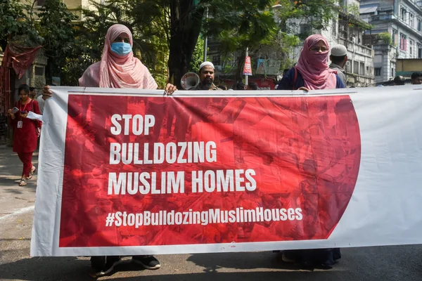Manifestants brandissant une banderole 'STOP BULLDOZING MUSLIM HOMES' lors d'une protestation contre la campagne de haine visant les musulmans en Inde.