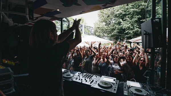 Le DJ salue la foule lors de la dernière édition du Peacock Society Festival.
