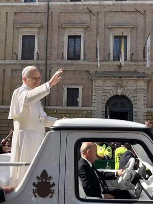 Le pape Léon XIV salue la foule depuis une voiture découverte sur la Via della Conciliazione, le 18 mai 2025.