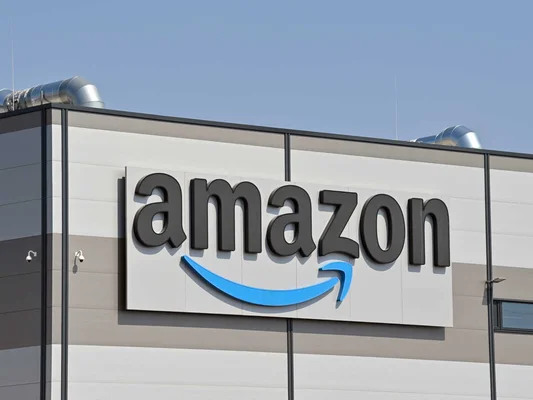 Bâtiment Amazon arborant le logo et la flèche sourire caractéristiques.