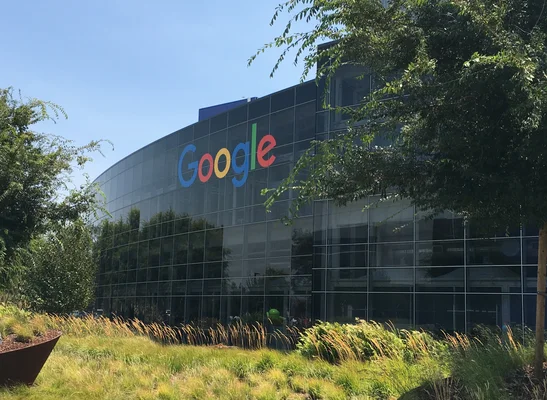 Siège de Google avec le logo coloré sur la façade.
