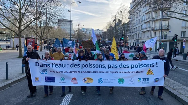 Plusieurs milliers de personnes manifestent à Rennes avec une banderole réclamant « Dans l'eau : des poissons, pas des poisons ! ».