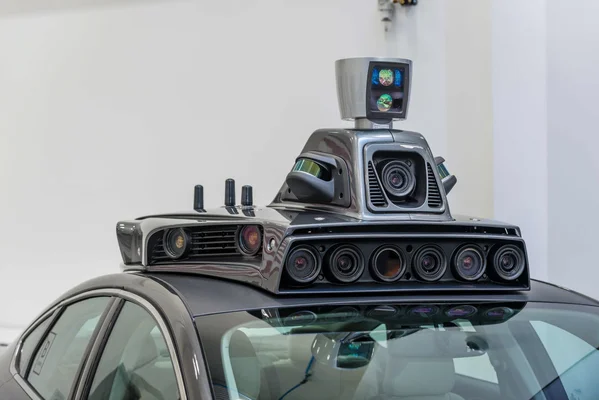 Ensemble de capteurs LiDAR et caméras monté sur le toit d'un véhicule de collecte de données Uber.