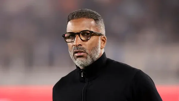 Habib Beye, l'air concentré, en tenue d'entraîneur.
