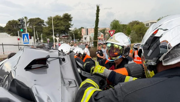 Désincarcération du conducteur d'une voiture de sport après le carambolage d'Antibes.