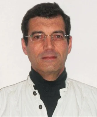 Xavier Dupont de Ligonnès vêtu d'un col roulé noir et d'une veste blanche.