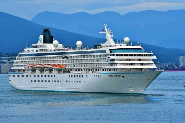 Le paquebot 'Crystal Symphony' en navigation près de Barcelone, avec des passagers à bord.