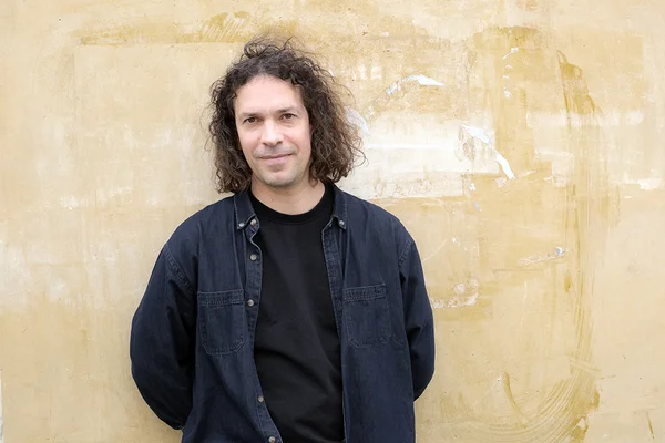 Pierre Ducrozet dans un portrait décontracté.