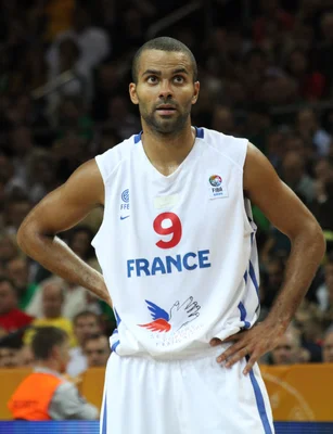 Tony Parker, sélectionneur de l'équipe de France U17, photographié lors d'un match avec l'équipe de France.