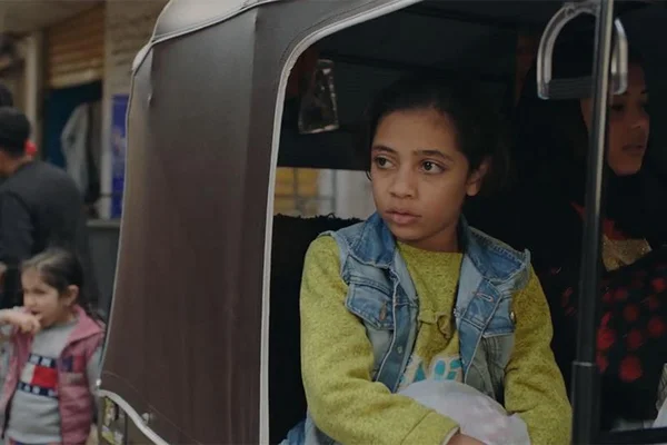 Scène du film 'Happy Birthday' montrant une jeune fille dans un véhicule.