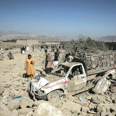 Une camionnette détruite après des frappes pakistanaises en Afghanistan.