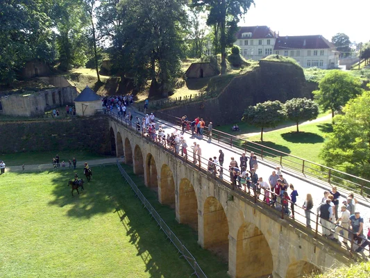 Vue de la citadelle de Longwy, avec son pont en pierre et ses fortifications historiques.