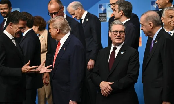 Discussions informelles entre représentants de l'OTAN lors d'un sommet.