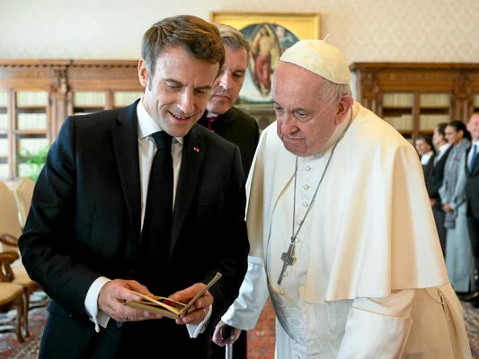 Le président Emmanuel Macron et le pape François lors d'une rencontre diplomatique.