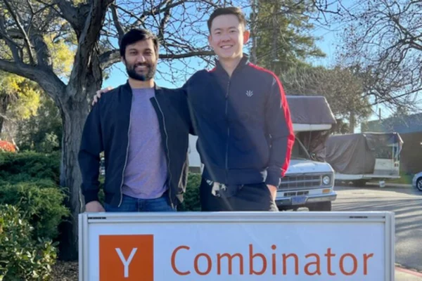Fondateurs de startups canadiennes devant le panneau Y Combinator lors du Demo Day de l'hiver 2023.