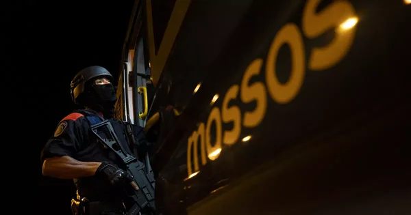 Un agent des Mossos d'Esquadra en opération de nuit en Catalogne.