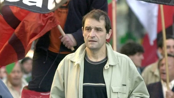 Josu Ternera, ancien chef de l'ETA, au milieu d'une foule de soutien après sa remise en liberté.