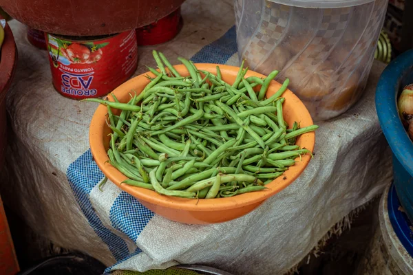 Haricots verts frais dans un bol, photographiés à Bonoua par Boris Ahonon.