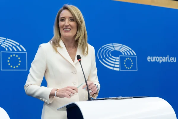 Roberta Metsola s'exprimant lors d'un événement au Parlement européen.