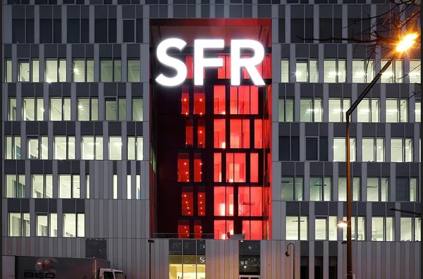 Siège social de SFR à Saint-Denis, illuminé de nuit.