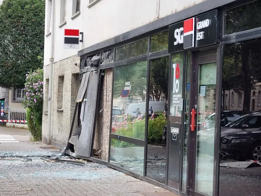 Agence bancaire Société Générale dévastée après une attaque de distributeur automatique de billets.