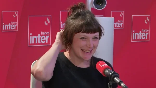 Phoebe Hadjimarkos Clarke lors d'une interview sur France Inter.