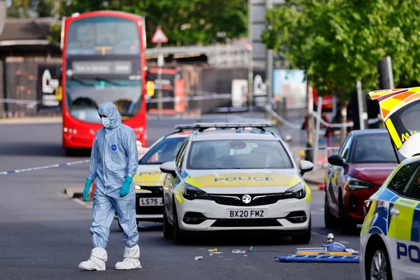 Un enquêteur médico-légal sur une scène de crime à Londres, après des attaques antisémites.
